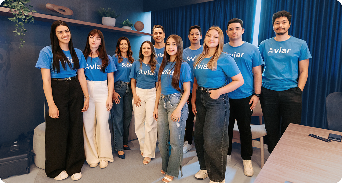 Equipe da Aviar reunida no escritório da empresa